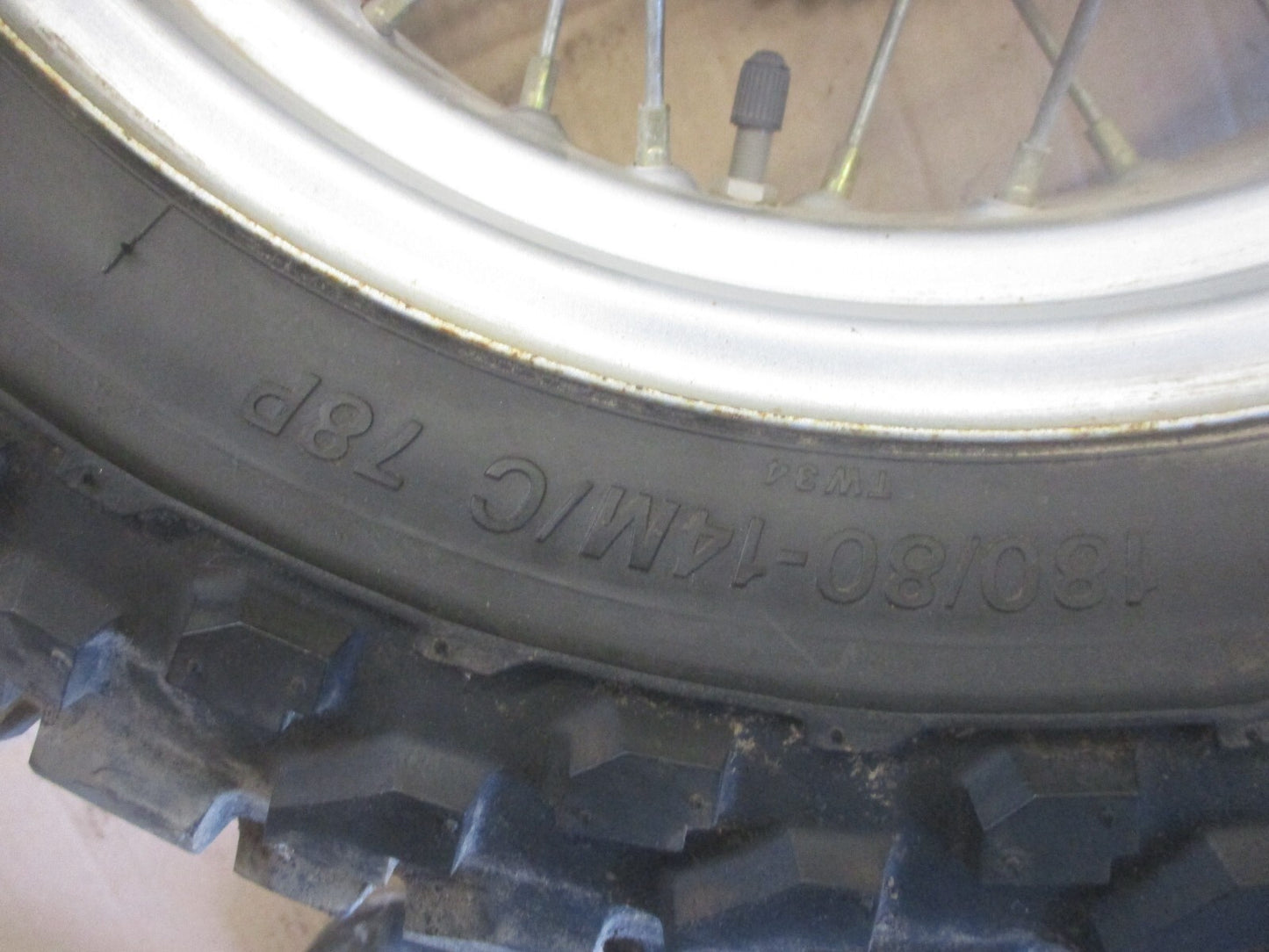 Roue arrière avec pneu bon état Yamaha 125 TW - DE01 - Phase 1 - Tambour 110 mm