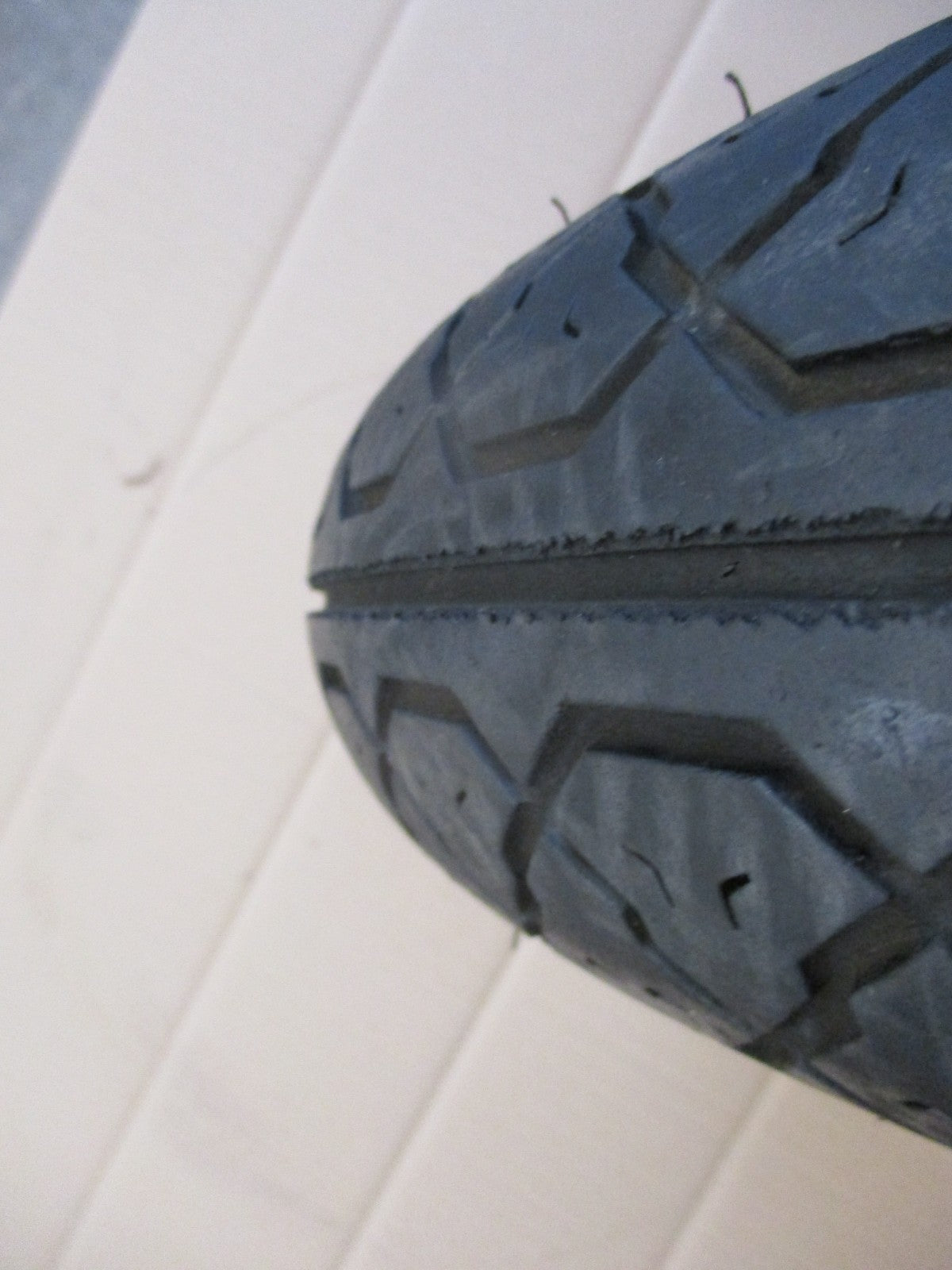 Roue avant avec pneu très peu roulé pour Suzuki 125 GZ Marauder