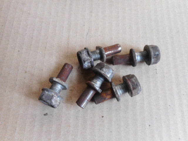 Pions de fixation couronne arrière pour Honda 125 XLR - JD04
