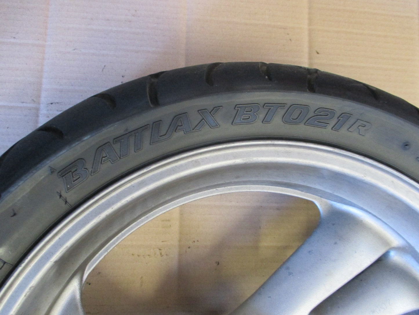 Roue arrière avec pneu très peu roulé pour Honda 650 NTV REVERE - RC33