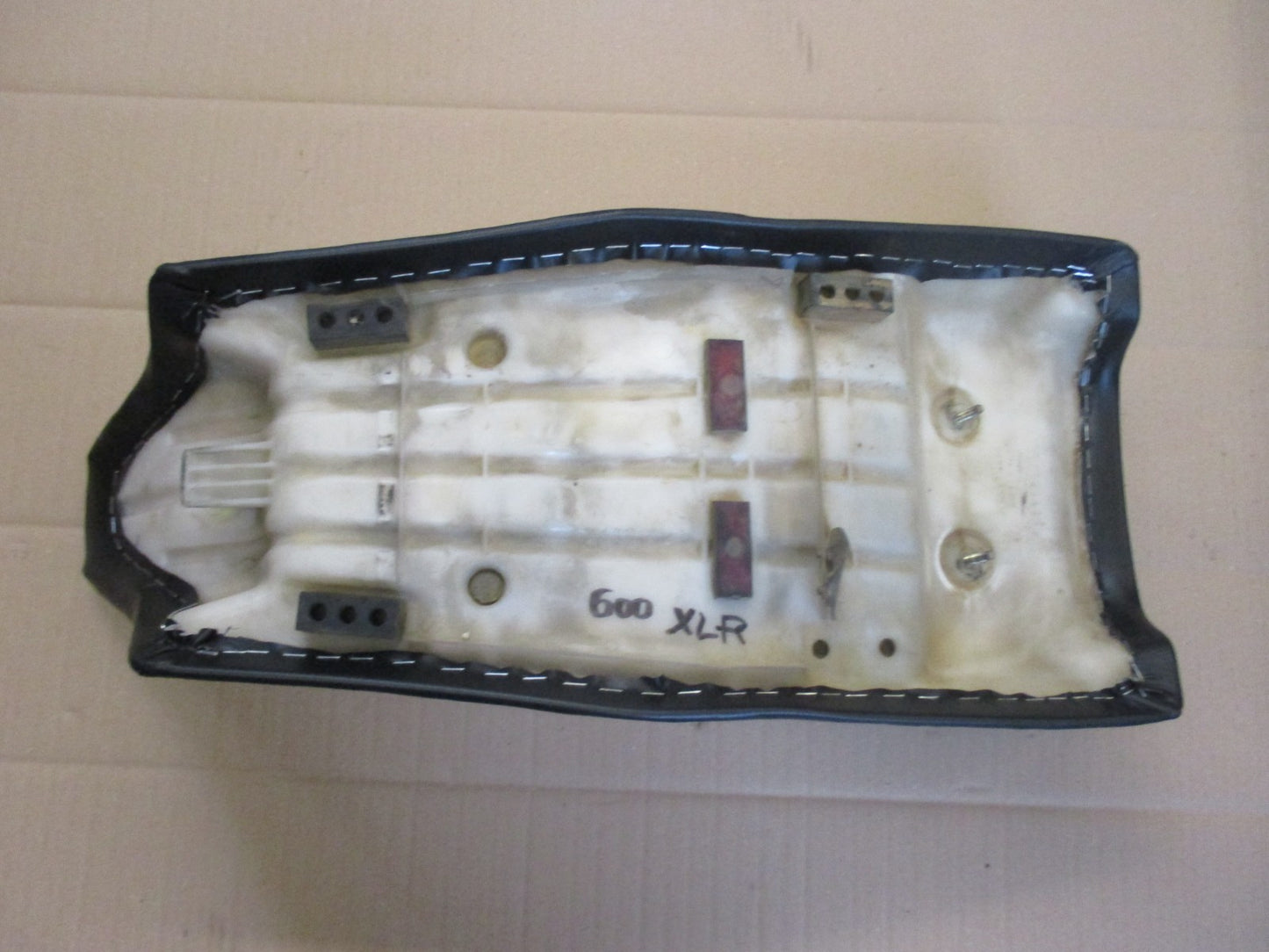 Selle refaite à neuf pour Honda 600 XLR - PD03