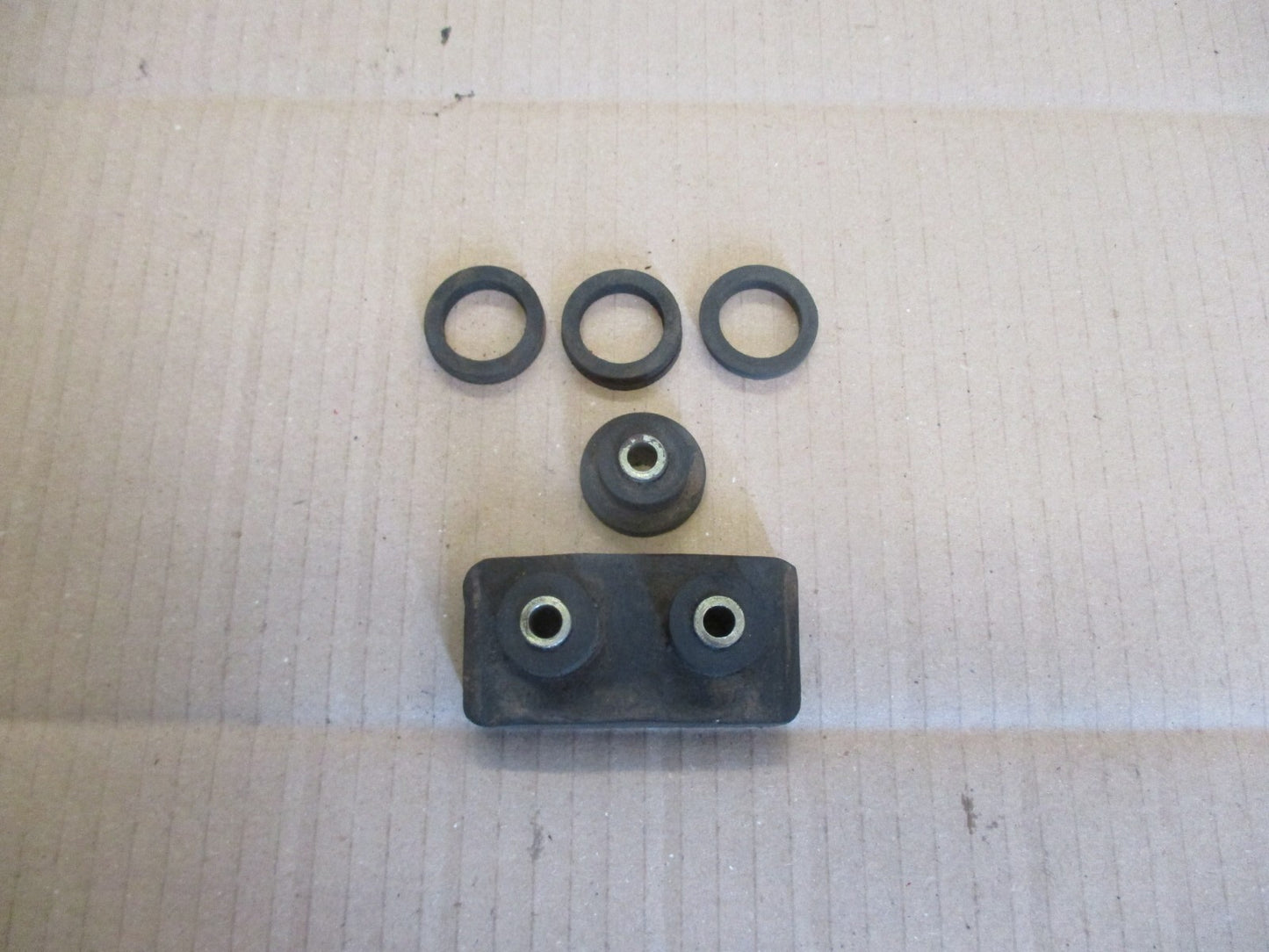 Caoutchoucs de fixation feu arrière pour Yamaha 125 DTMX - 2A8