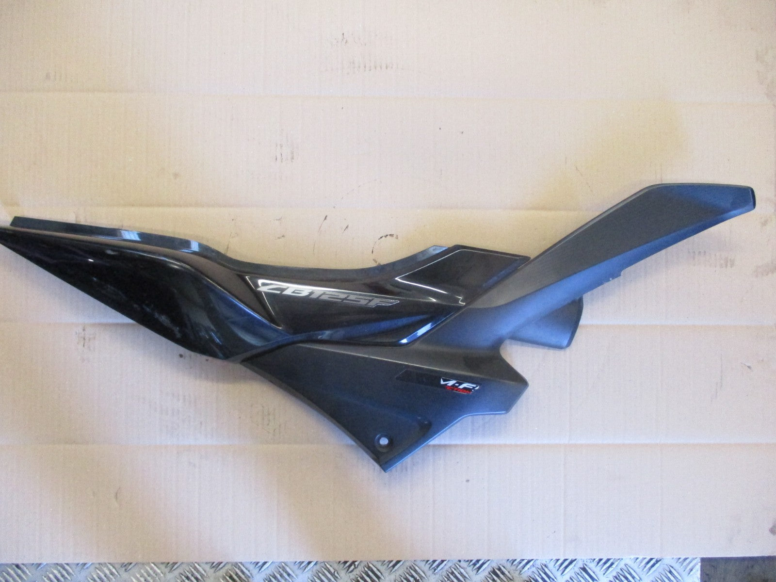 Cache latéral droit pour Honda 125 CBF - JC74