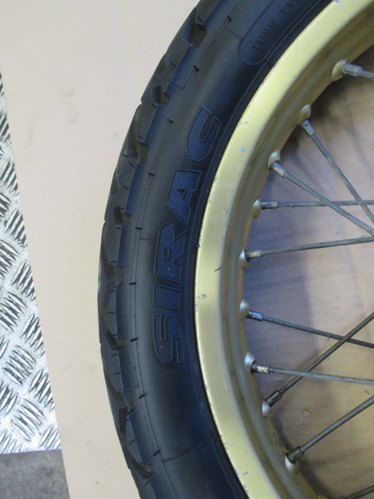 Roue arrière avec pneu Michelin très peu roulé pour Yamaha 125 Ténéré - BLG