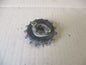 Pignon de sortie de boite + plaquette de fixation pour Suzuki 125 TSR - SF15A