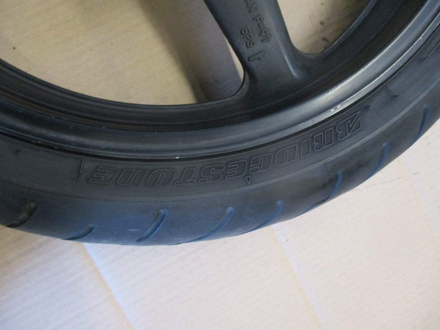 Roue avant avec pneu bon état pour Yamaha 900 TDM - RN081 - 2002 / 2005 - ABS
