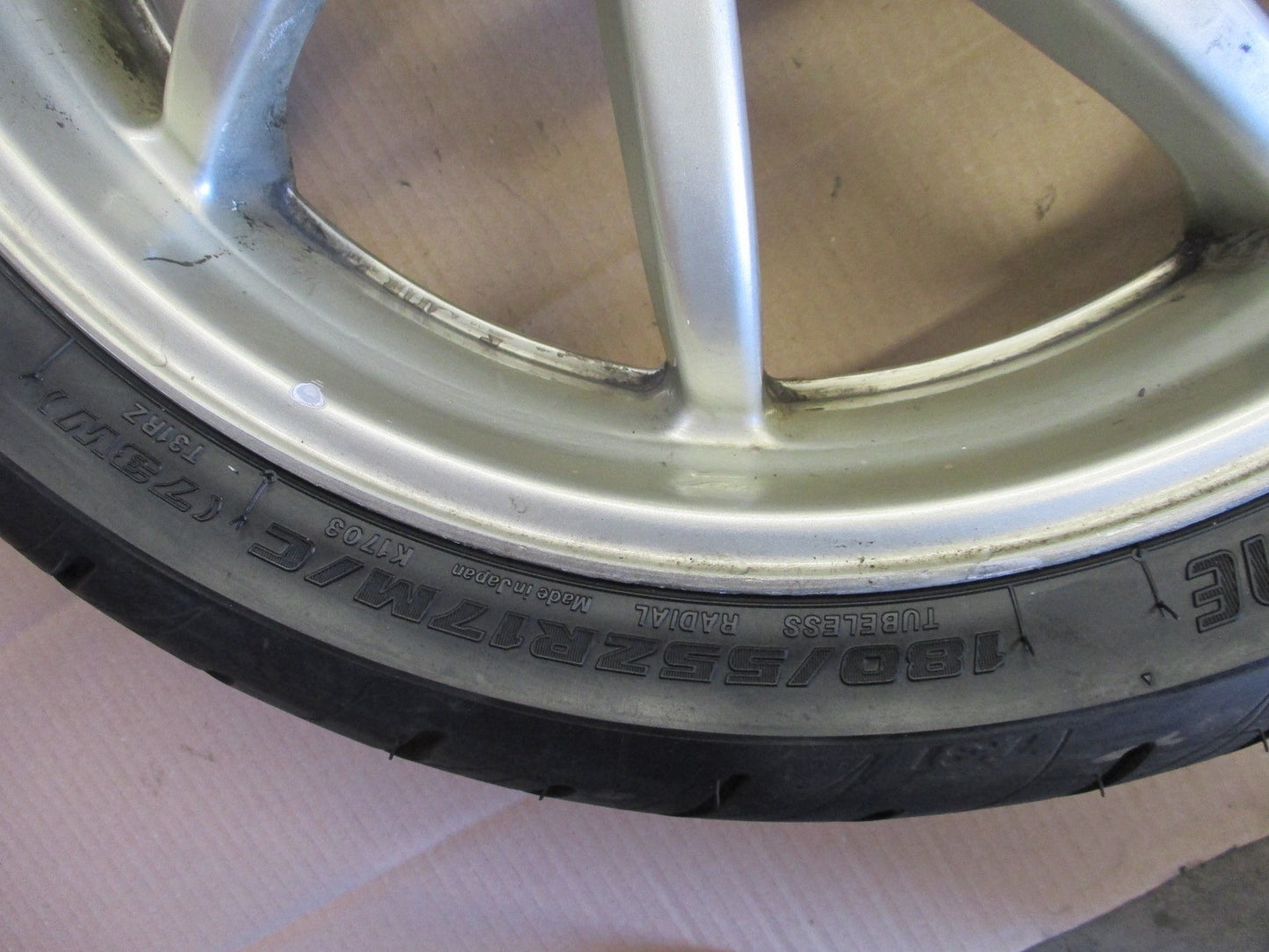 Roue arrière 8 branches avec pneu très peu roulé pour Honda 750 VFR - RC36-1