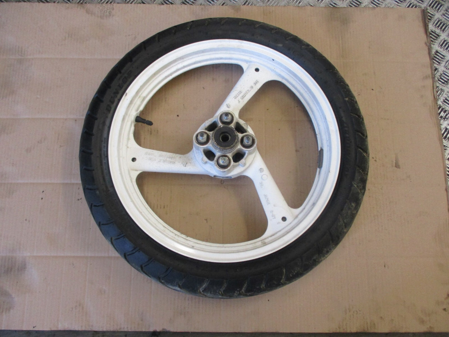 Roue arrière avec pneu DUNLOP Arrowmax ayant peu roulé pour Yamaha 125 TZR - 2RL