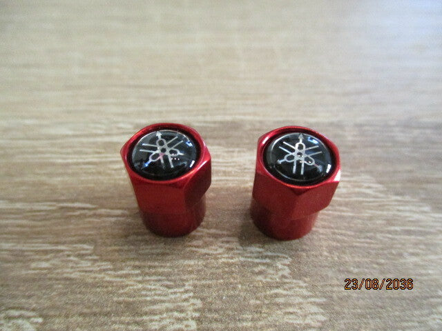Bouchons de valve YAMAHA - Couleur rouge - Sigle sur fond noir - Quantité 2