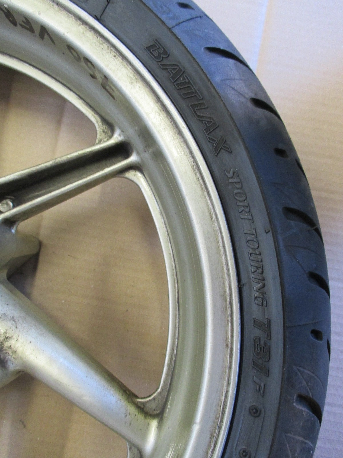Roue avant avec pneu très peu roulé pour Honda 750 VFR - RC36-1