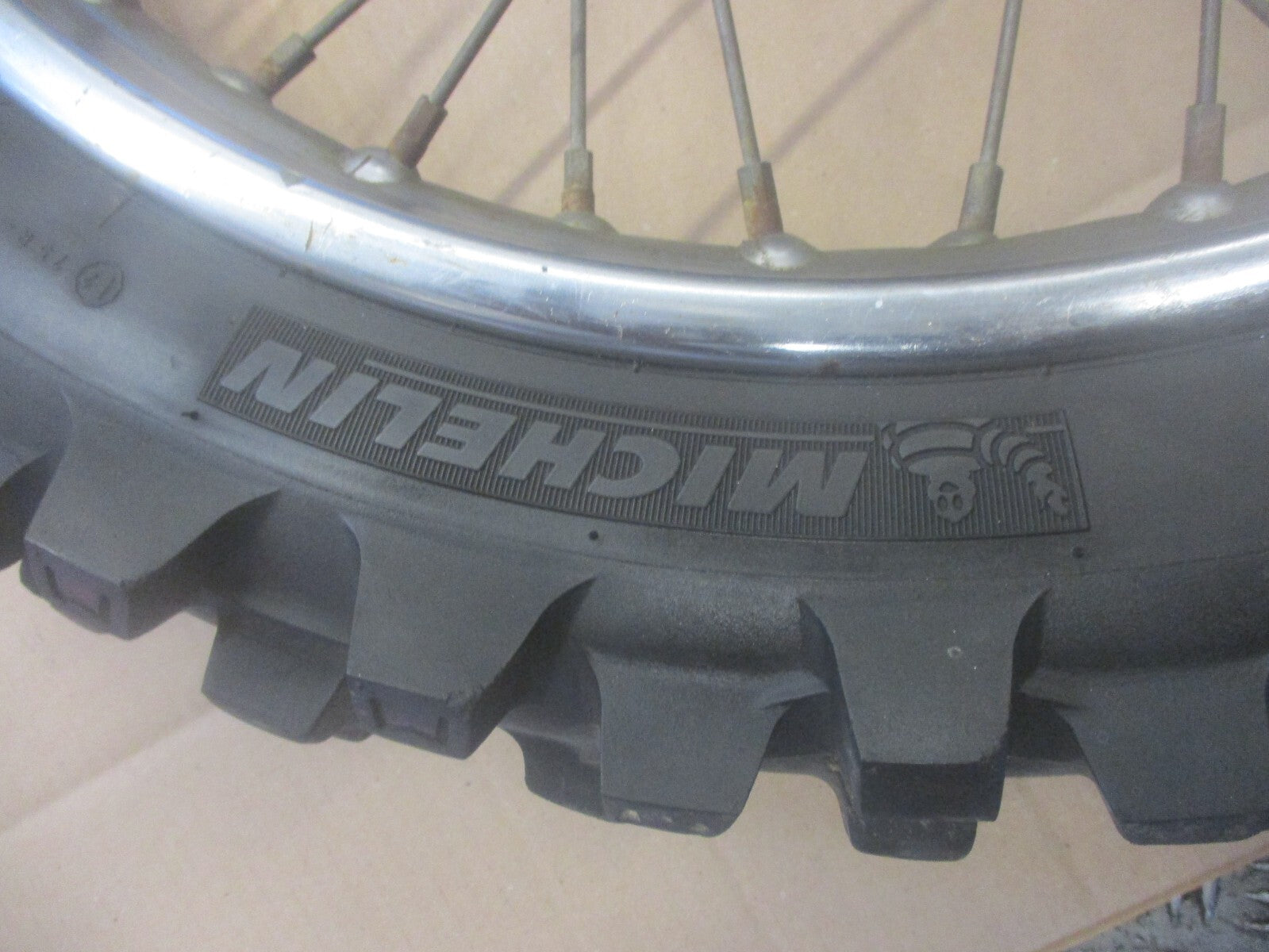 Roue arrière avec pneu Michelin en bon état pour Honda 125 XLS - XR