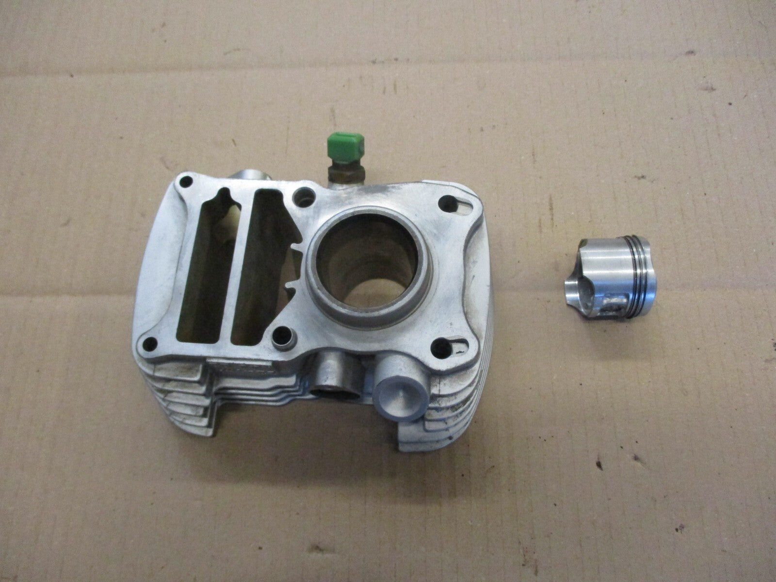 Cylindre / piston avant (piston segments neufs) Honda 125 XLV Varadéro - JC32
