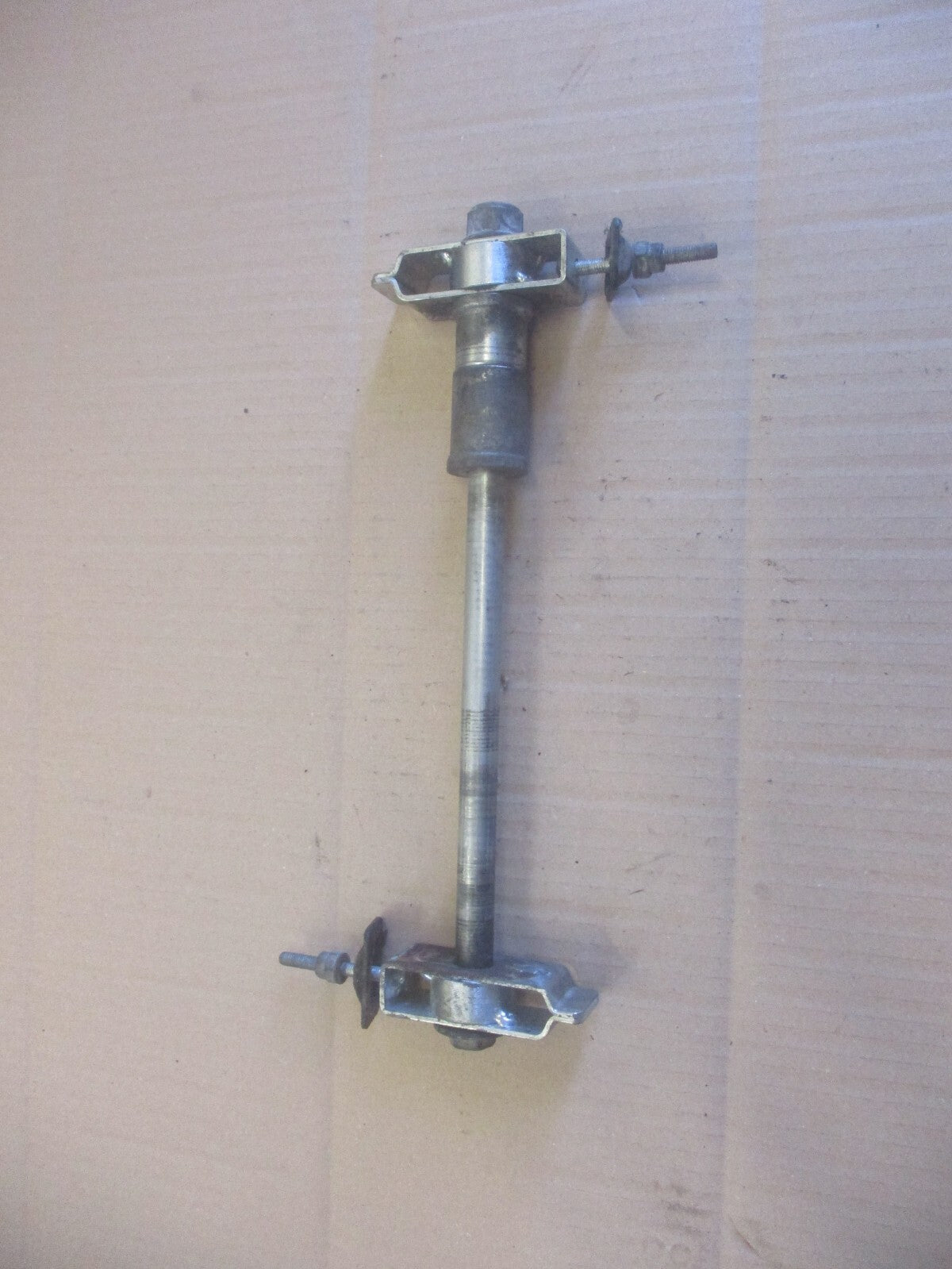 Axe de roue arrière pour Honda 125 Rebel - JC24A - JC26A