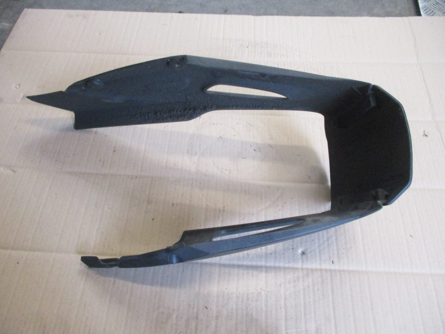 Protège chaîne passage de roue arrière pour Suzuki 650 XF Freewind