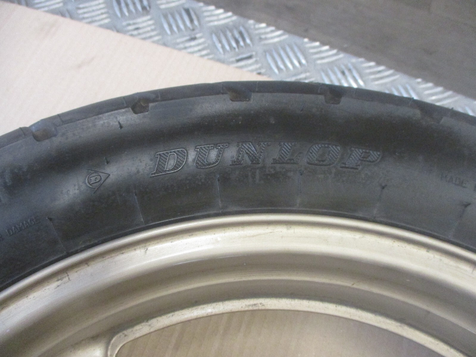 Roue arrière avec pneu très peu roulé pour Honda 750 VFR - RC24