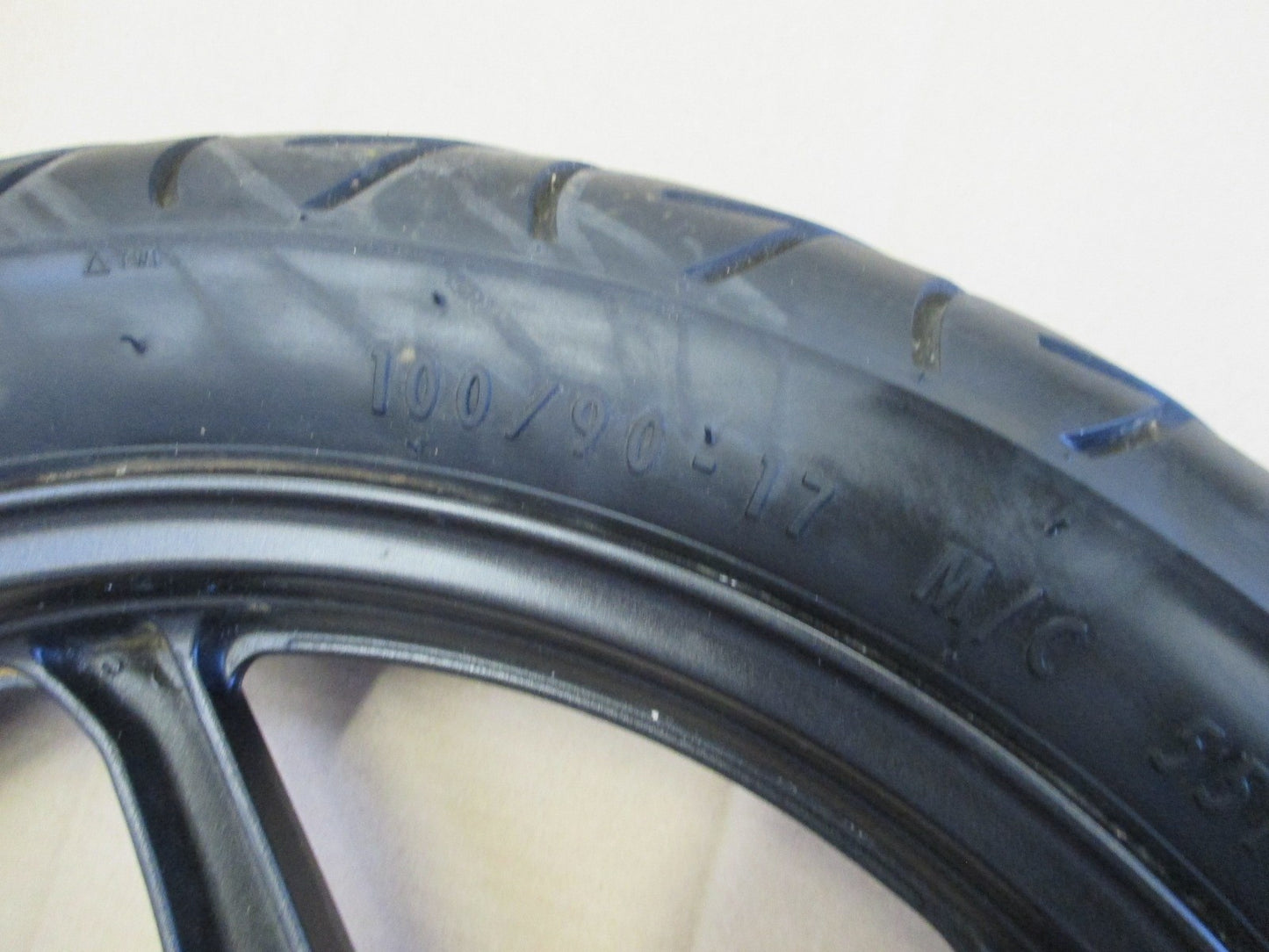 Roue arrière avec pneu peu roulé pour Honda 125 CBF - JC40A