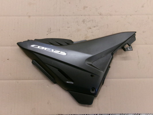 Cache latéral droit pour Honda 125 CBF - JC40A
