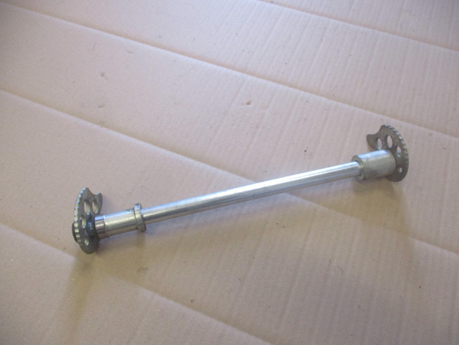 Axe de roue arrière pour Yamaha 125 TW - DE054 - Phase 2