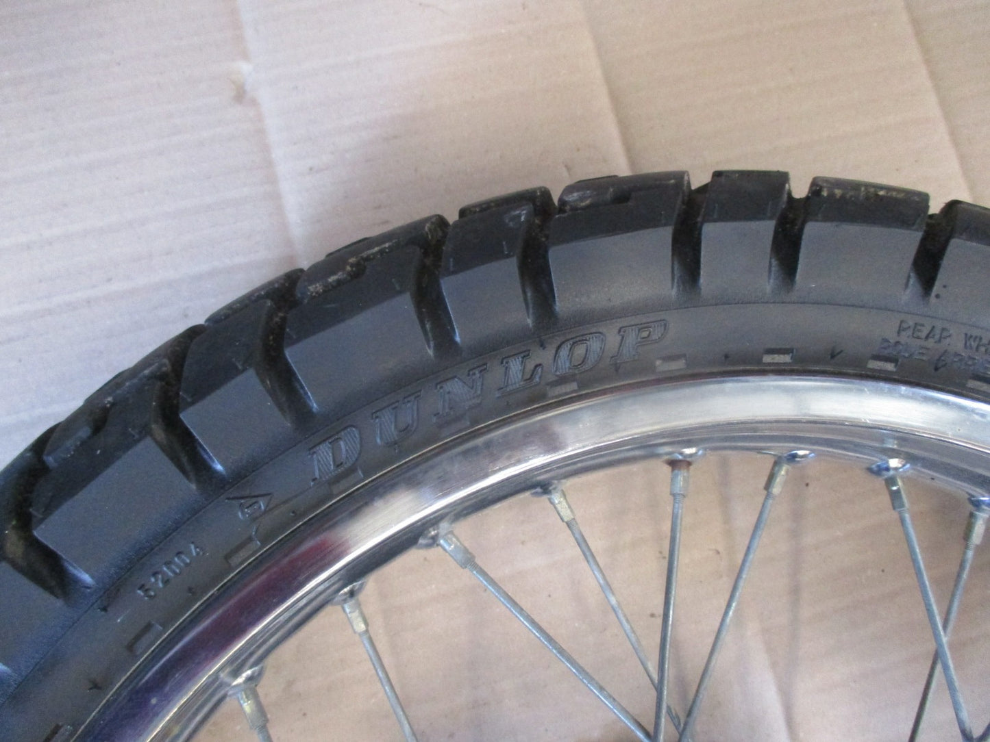 Roue arrière avec pneu Dunlop Trailmax très peu roulé Yamaha 125 DTLC - 10V