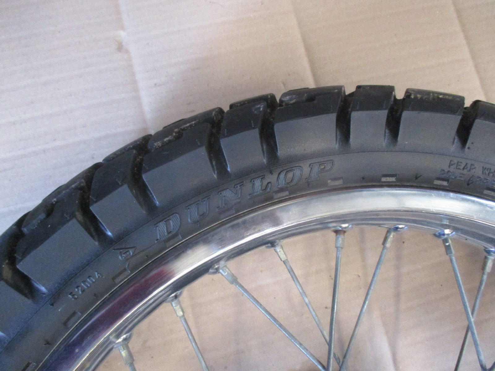 Roue arrière avec pneu Dunlop Trailmax très peu roulé Yamaha 125 DTLC - 10V