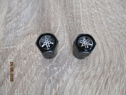 Bouchons de valve YAMAHA - Couleur noir - Sigle sur fond noir - Qté 2 - NEUFS