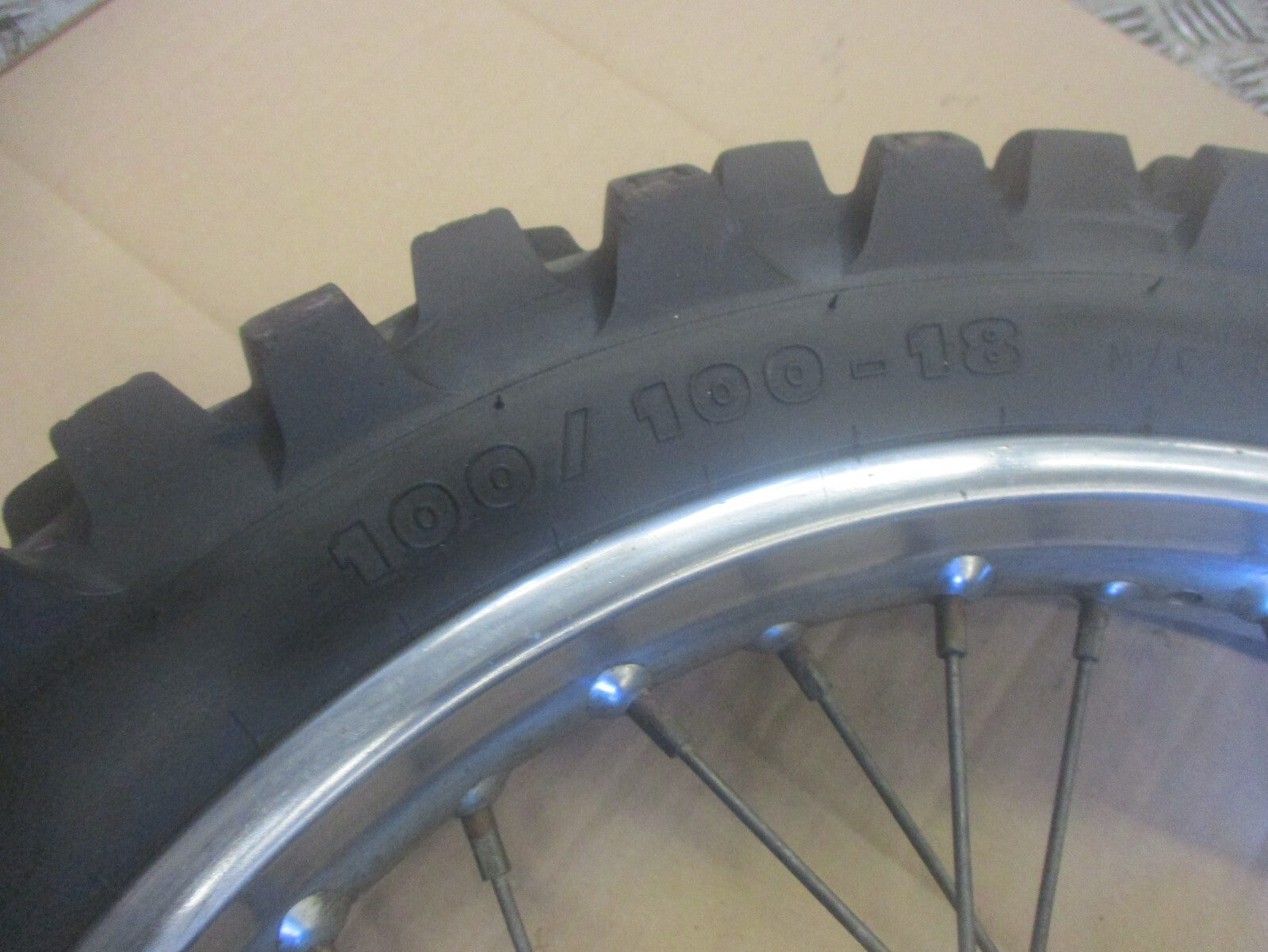 Roue arrière avec pneu Michelin en bon état pour Honda 125 XLS - XR