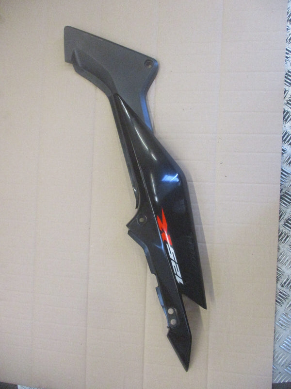 Cache latéral arrière droit pour Honda 125 CBR - JC34