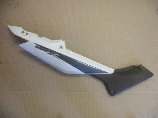 Cache latéral dessous de selle droit pour Honda 125 CBR - JC39A