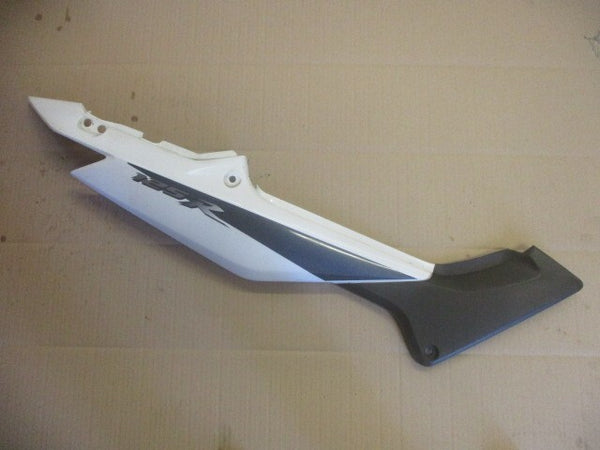 Cache latéral dessous de selle droit pour Honda 125 CBR - JC39A