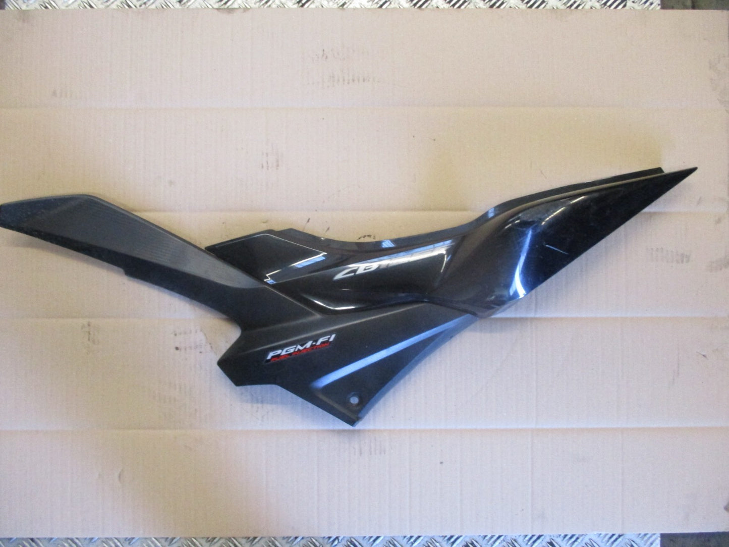 Cache latéral gauche pour Honda 125 CBF - JC74