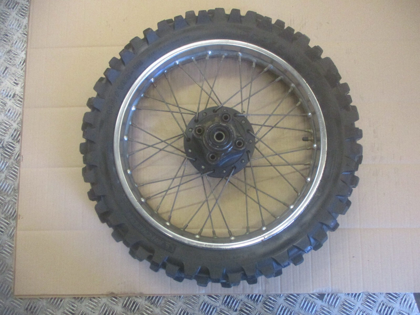 Roue arrière avec pneu Michelin en bon état pour Honda 125 XLS - XR