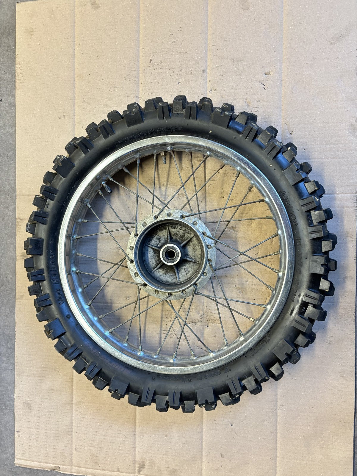 Roue arrière avec pneu cross n'ayant pas roulé pour Kawasaki 125 KE - K1