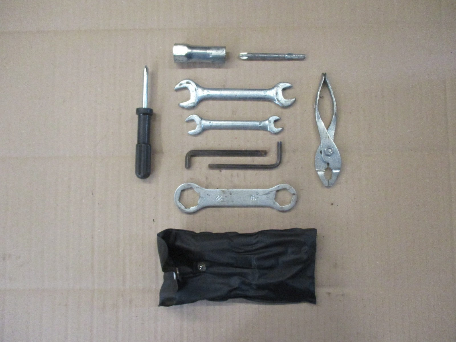 Pochette outils + outils pour Yamaha 125 TW - DE01 - DE054