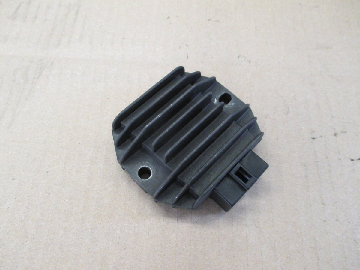 Régulateur référence SH640D-12 pour Suzuki 650 XF Freewind