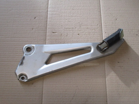 Platine cale pied arrière gauche pour Yamaha 125 YBR - RE031 - RE051
