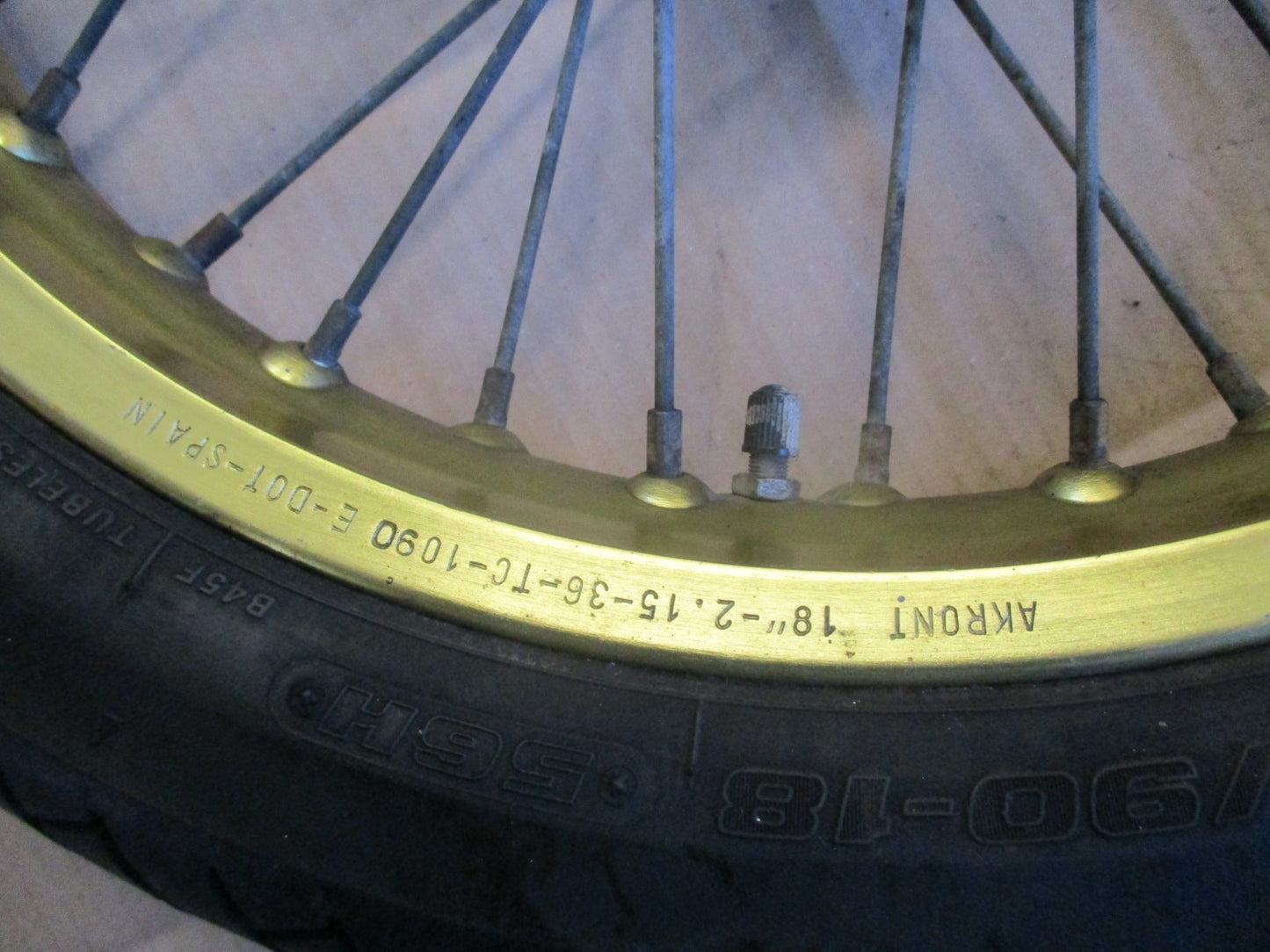 Roue avant 18 pouces pour Suzuki 600 DR - SN41A - Couleur "or"