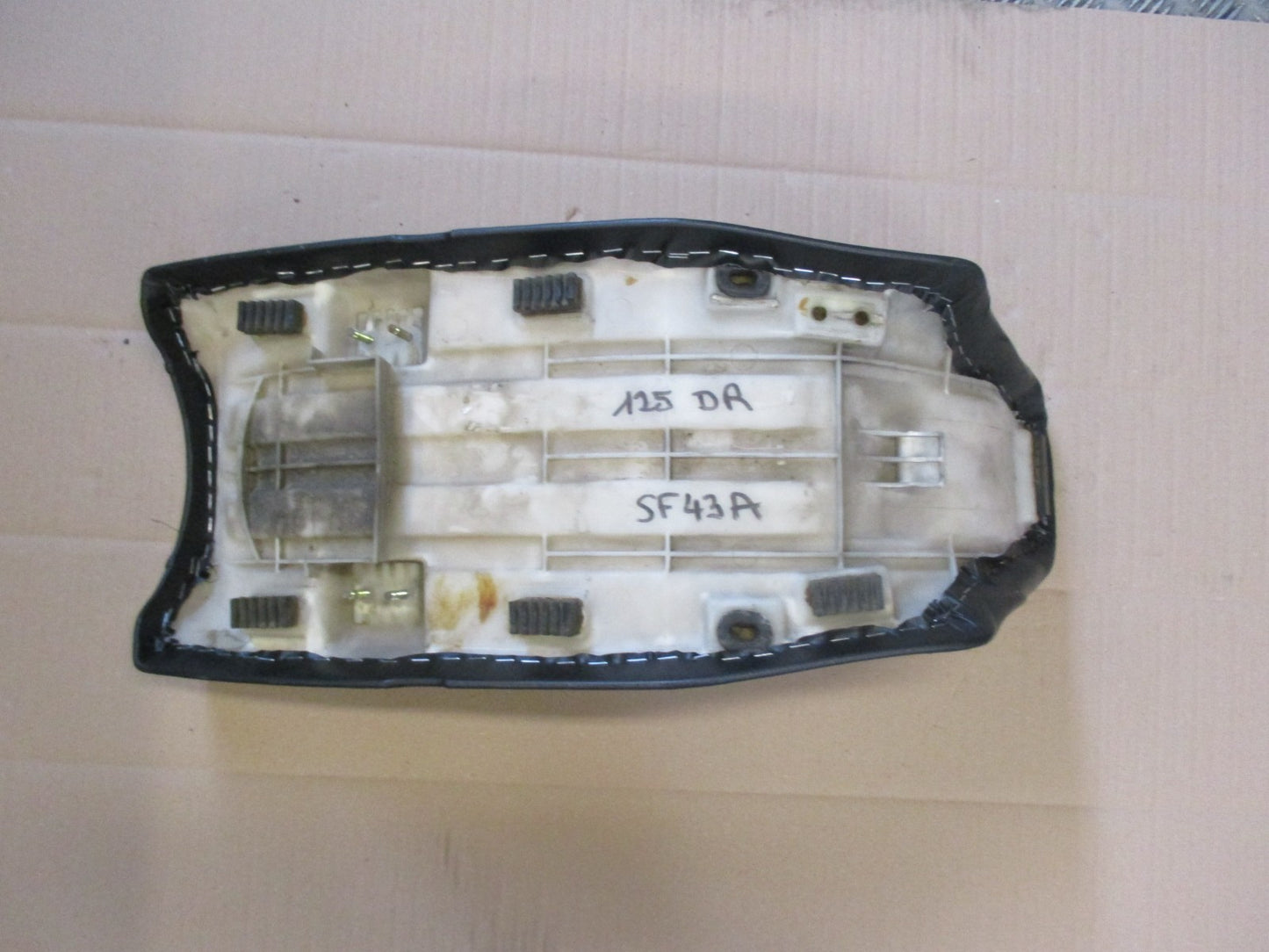 Selle refaite à neuf pour Suzuki 125 DR - SF43A