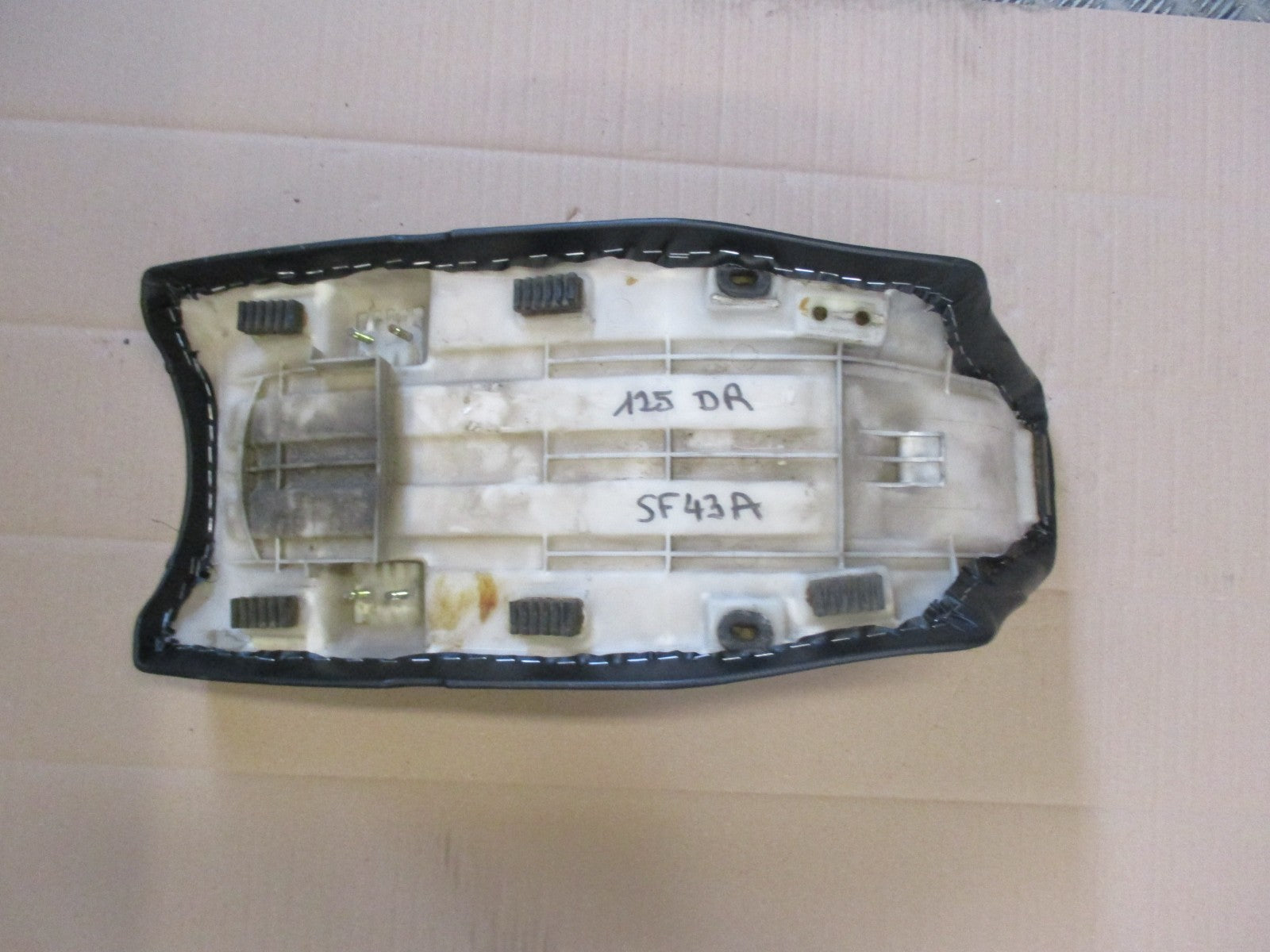 Selle refaite à neuf pour Suzuki 125 DR - SF43A