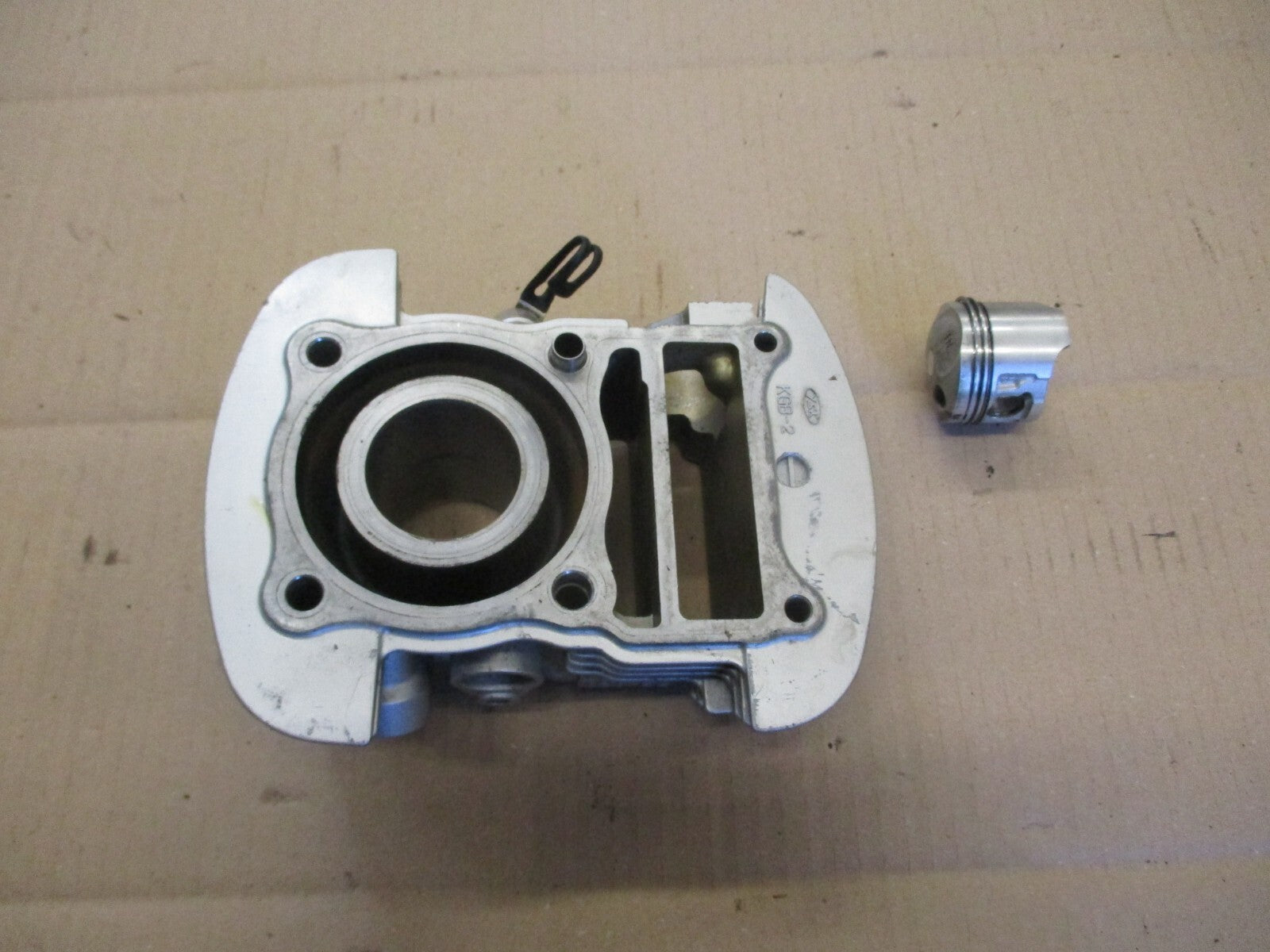 Cylindre / piston arrière (piston segments neufs) Honda 125 XLV Varadéro - JC32