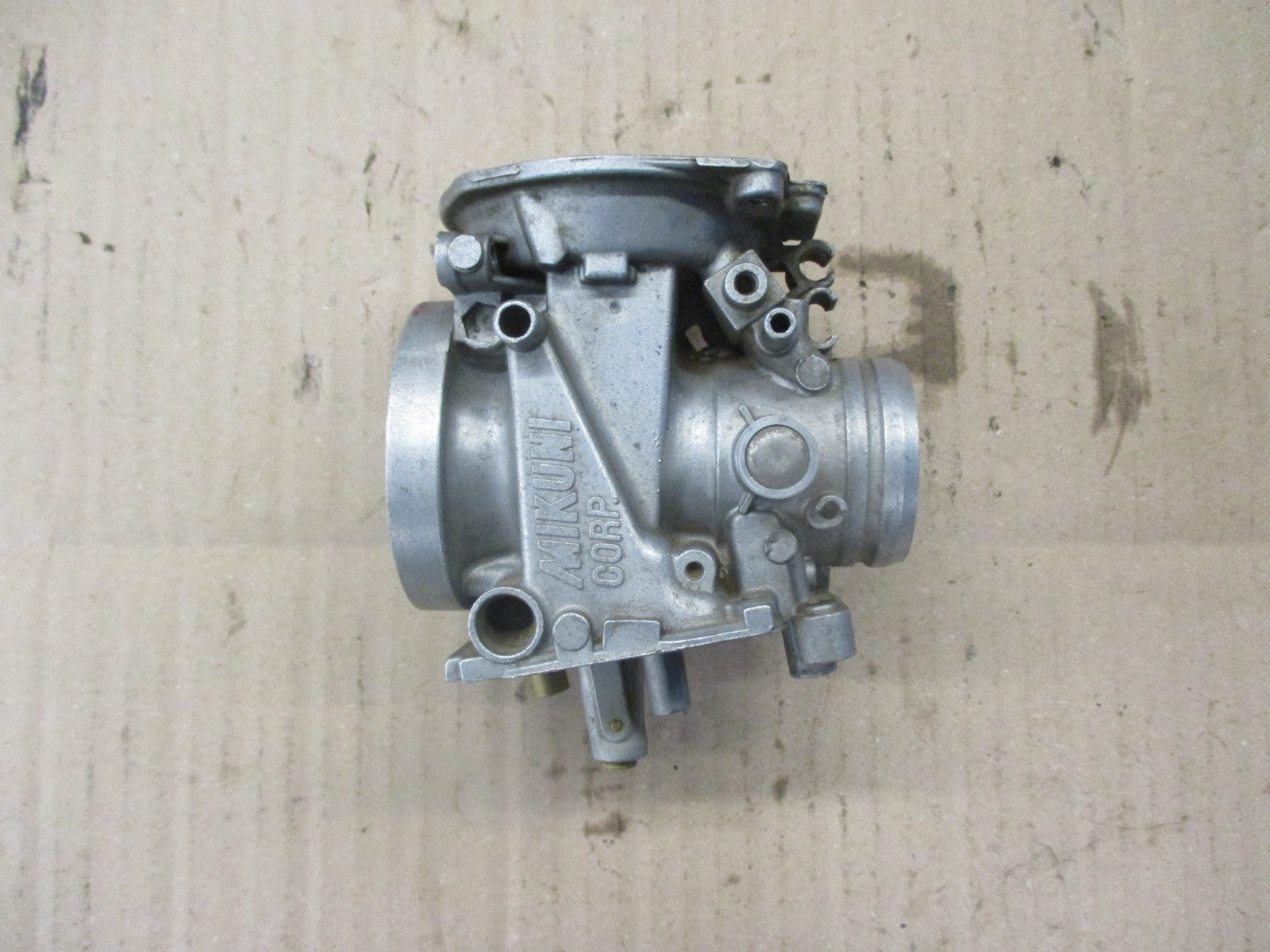 Corps de carburateur gauche pour Suzuki 750 DR - 800 DR - SR41A - SR42A