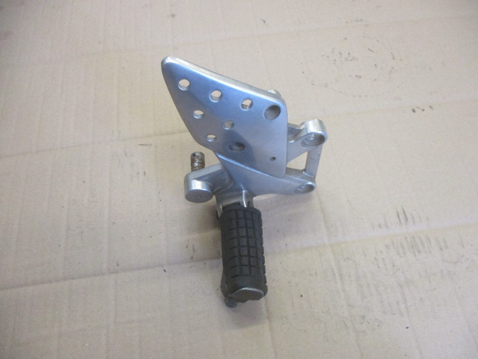 Platine cale pied avant droite pour Honda 125 CBR - JC34