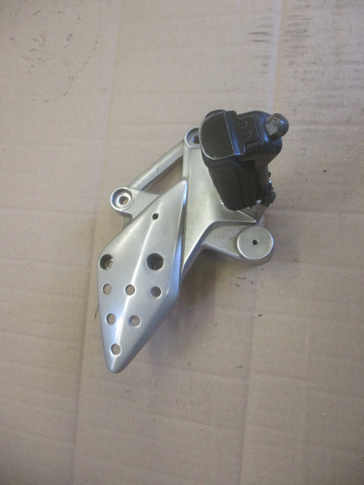 Platine cale pied avant droite pour Honda 125 CBR - JC34