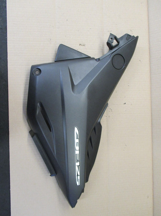 Cache latéral gauche gris pour Honda 125 CBF - JC40A