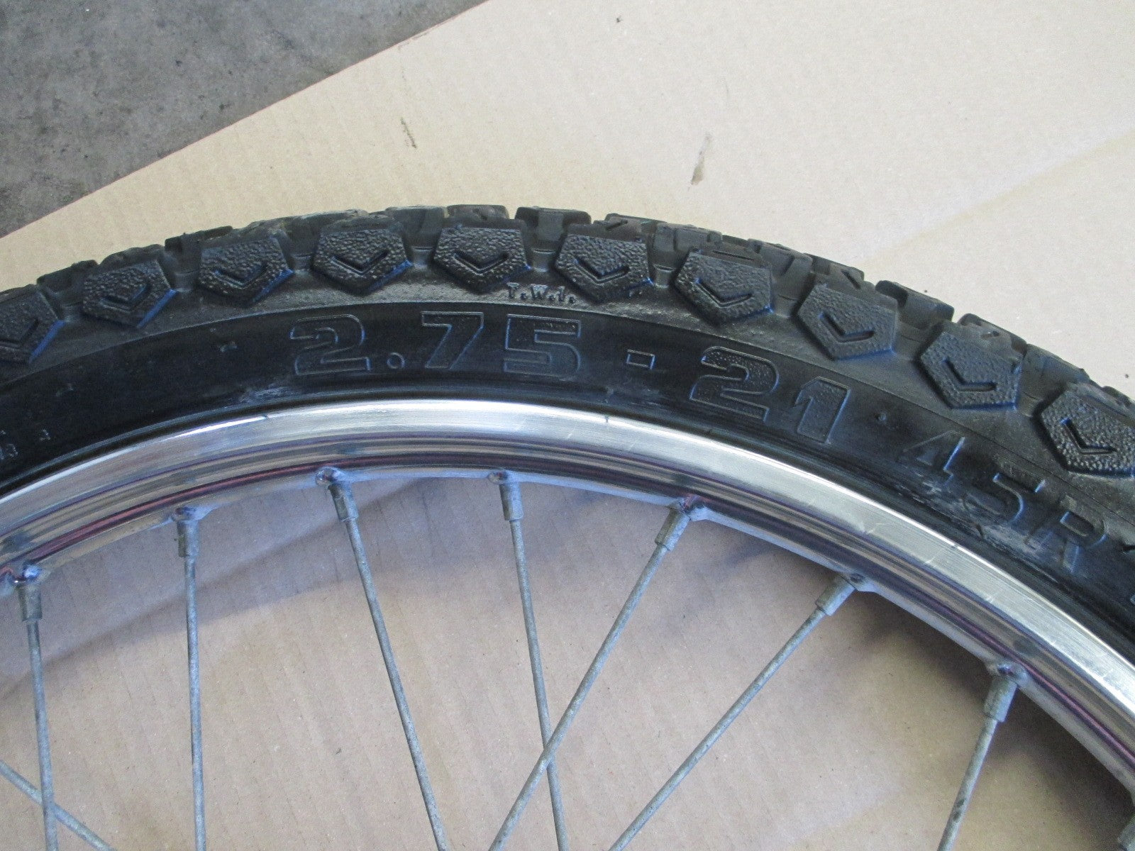 Roue avant avec pneu en bon état pour Suzuki 50 TS - ER21 - 5XAP