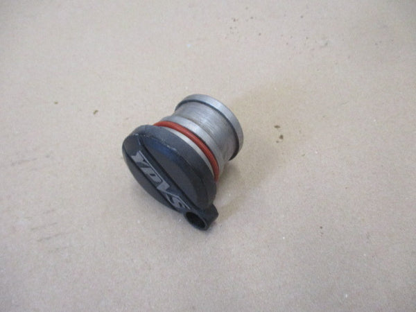 Bouchon de valve coté droit pour Yamaha 125 Ténéré - BLG