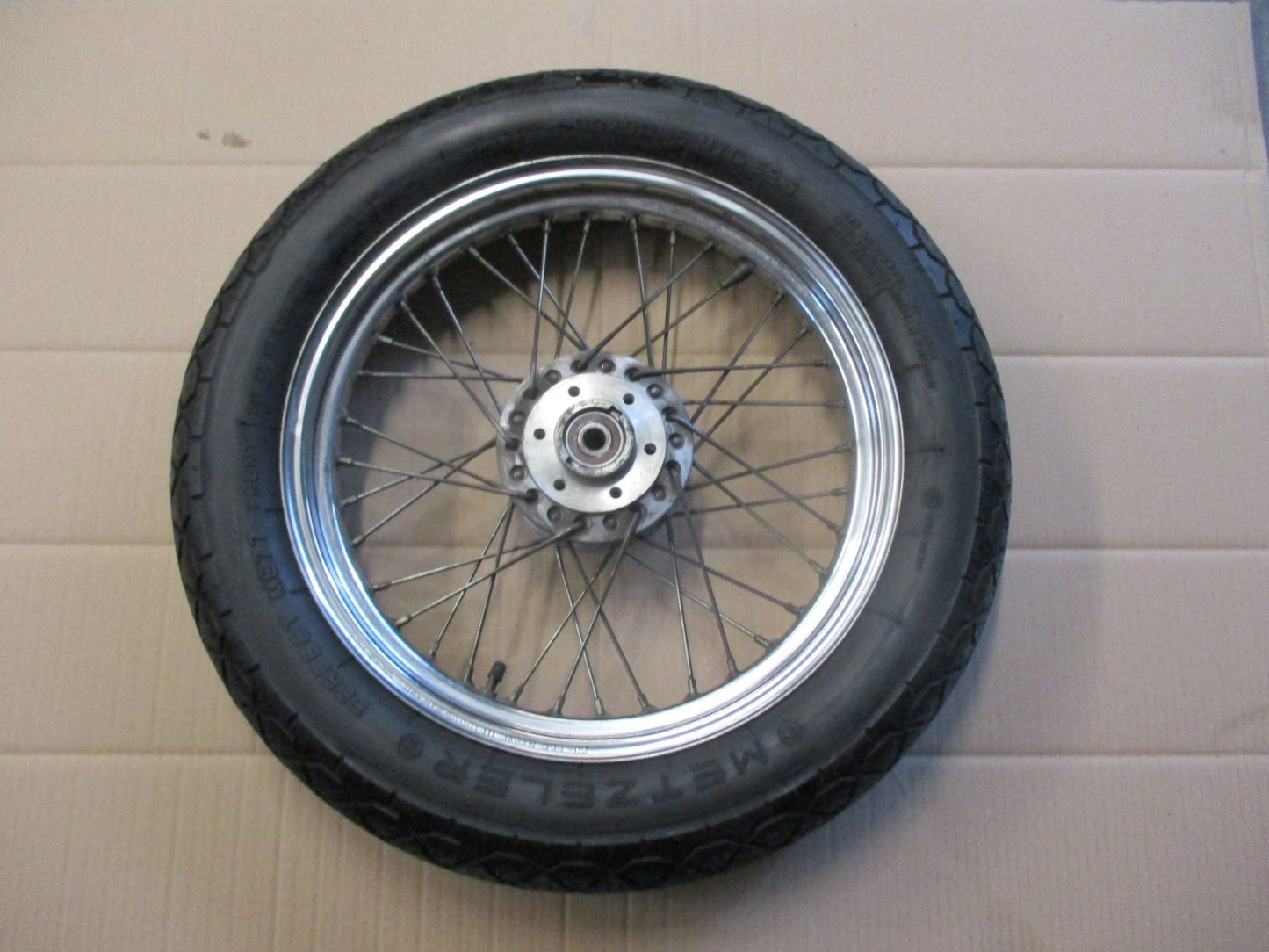 Roue avant avec pneu très peu roulé pour Suzuki 125 GZ Marauder