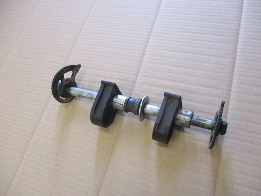 Axe de roue arrière pour Suzuki 125 DR - SF44A