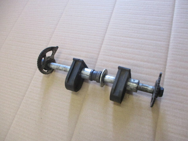 Axe de roue arrière pour Suzuki 125 DR - SF44A
