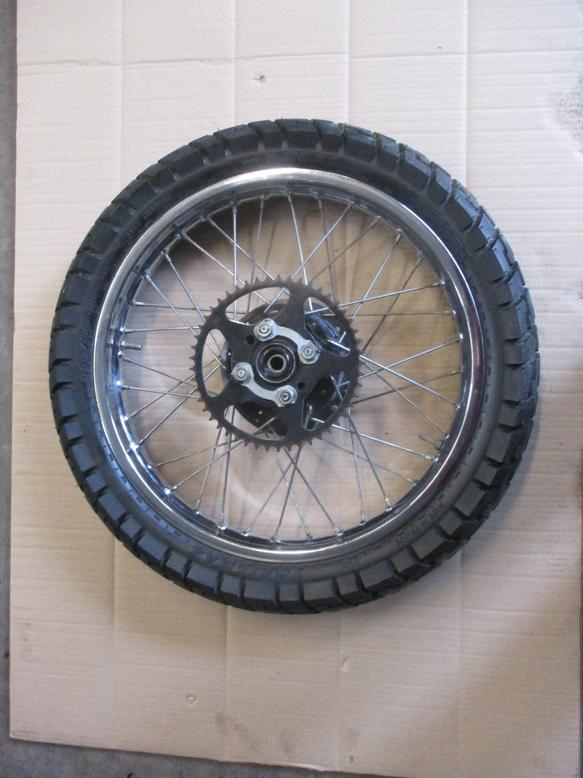 Roue arrière avec pneu Dunlop Trailmax très peu roulé Yamaha 125 DTLC - 10V