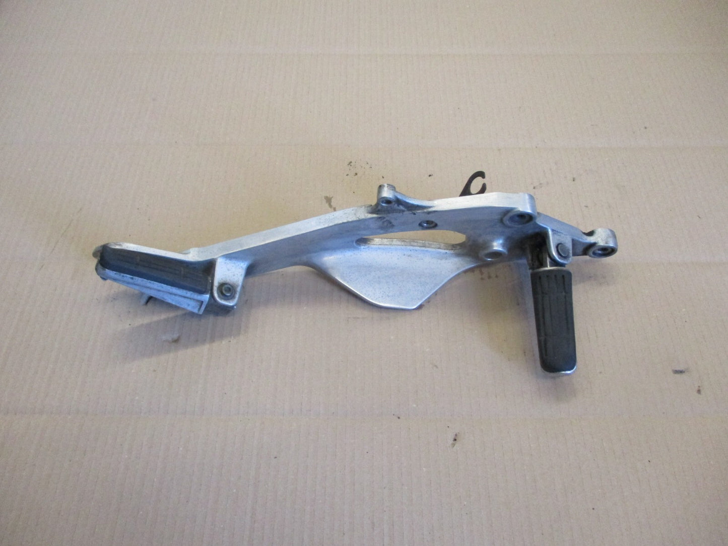 Platine cales pieds droite pour Yamaha 900 TDM - RN081 - 2002 / 2005